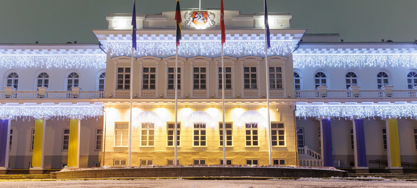 The sound of Christmas in the countryard of the presidental palace